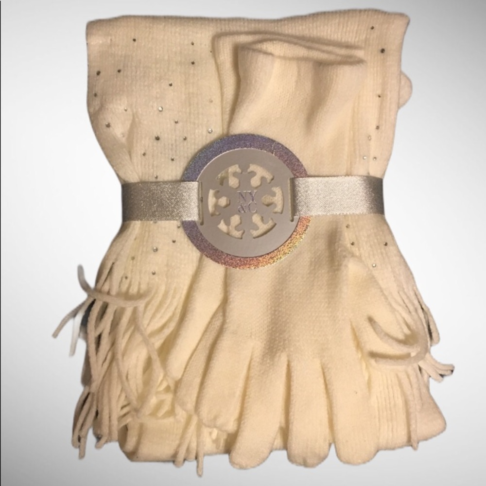 🌷 (3/$25) Ivory Scarf and Gloves by NY&C NWT